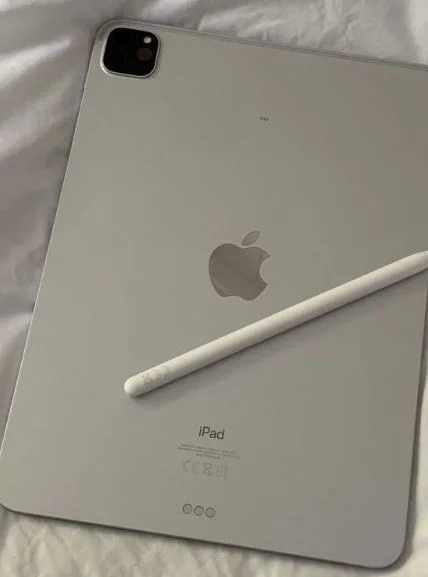iPad ซึ่งเป็นแท็บเล็ตคอมพิวเตอร์ที่ออกแบบแล...